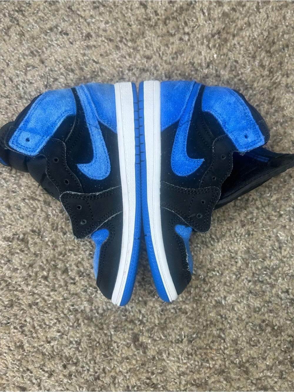 four pairs of shoes that need to be repair look at pictures